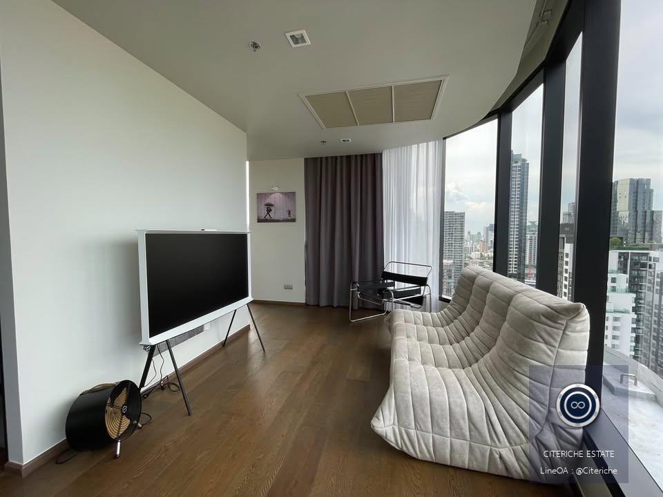 Corner Unit with Curved Glass | Ideo Q Sukhumvit 36 | Luxury 1-Bedroom Condo