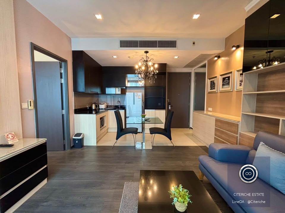 ห้องมุมเพดานสูงพร้อมอ่างอาบน้ำ | Edge Sukhumvit 23 | คอนโดมิเนียม