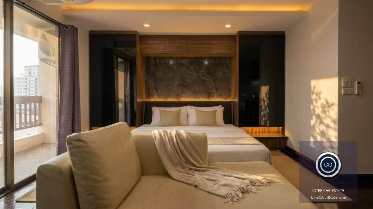 Spacious Living | Phahonyothin Place | Luxury Studio Condo