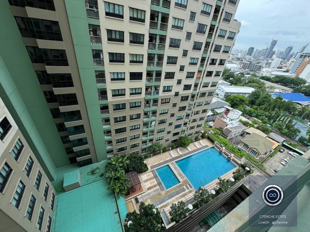 Pool View & High Floor Living | Lumpini Place Ratchada-Thapra | Luxury 1-Bedroom Condo