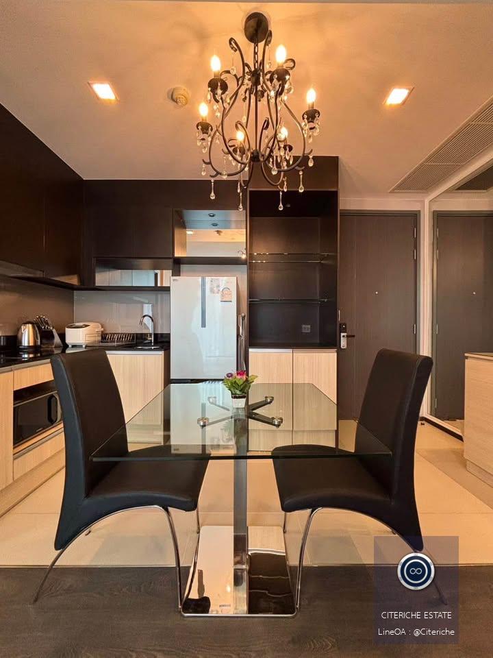 ห้องมุมเพดานสูงพร้อมอ่างอาบน้ำ | Edge Sukhumvit 23 | คอนโดมิเนียม