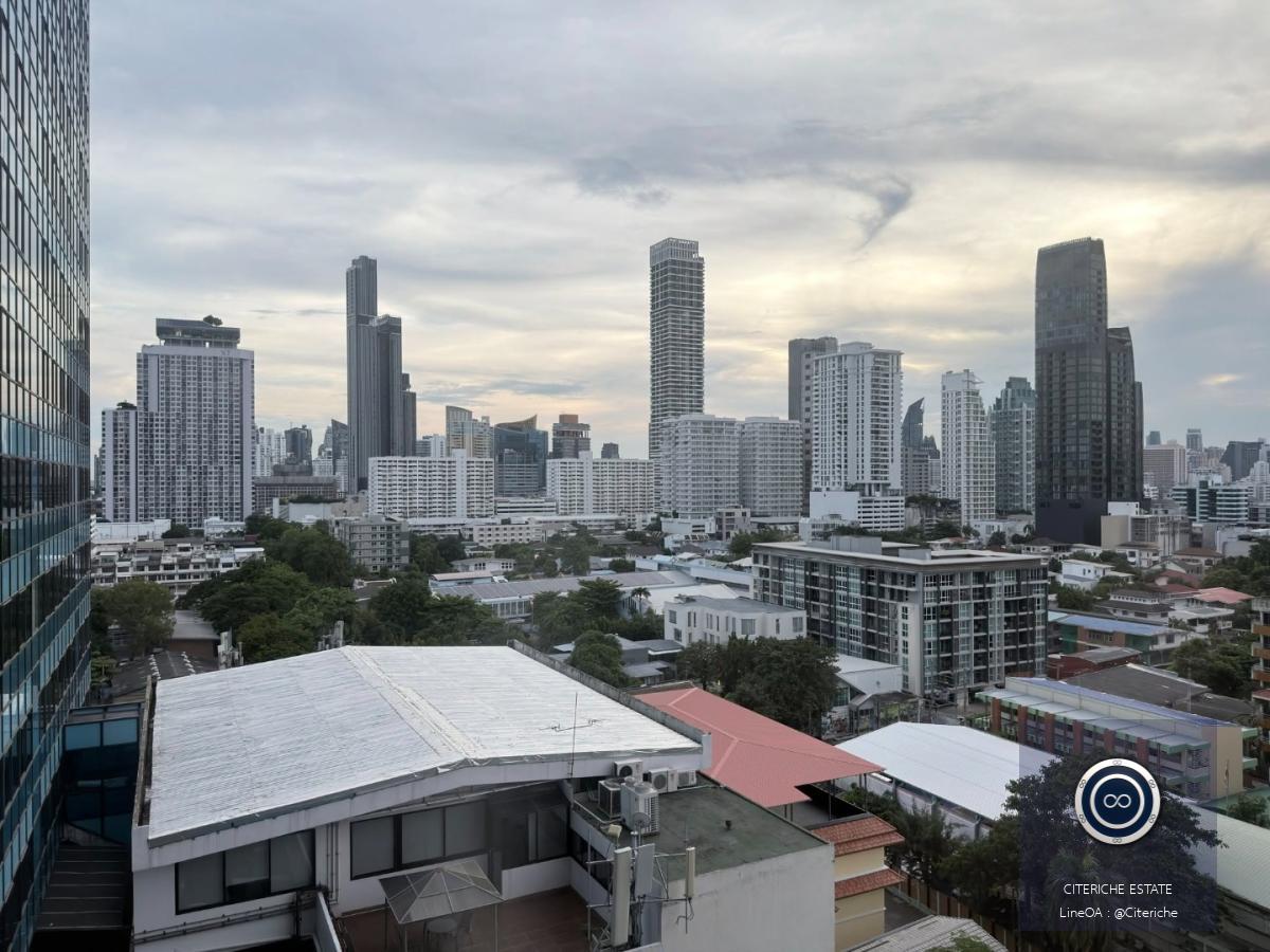 Private Corner Unit Warm Tone | UP Ekkamai | Luxury 1-Bedroom Condo