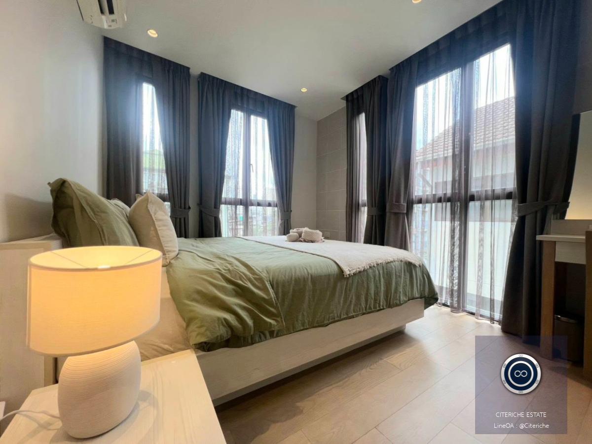 ห้องมุม บรรยากาศเงียบสงบและเป็นส่วนตัว | RUNESU THONGLOR 5 | คอนโดมิเนียม 1 ห้องนอน