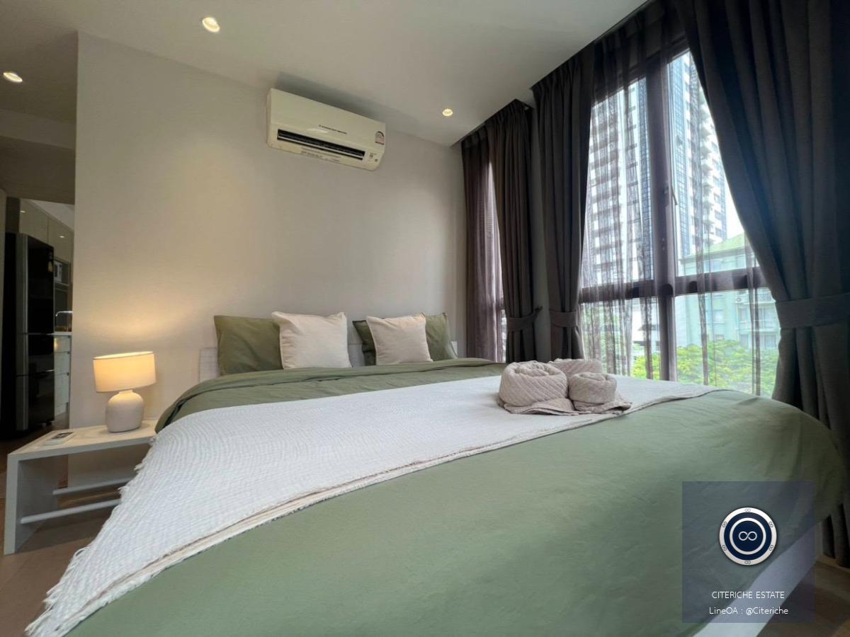 ห้องมุม บรรยากาศเงียบสงบและเป็นส่วนตัว | RUNESU THONGLOR 5 | คอนโดมิเนียม 1 ห้องนอน